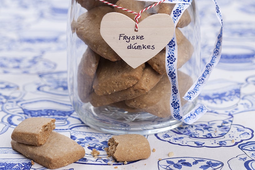 Fryske dumkes koekjes in een glazen, versierde pot 